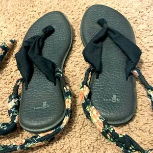 Floral print lace up Sanuk Sandals
